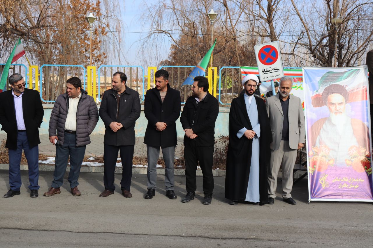 حضور محمدرضا عبدالله نژاد فرماندار شهرستان چالدران به همراه حجتالاسلام والمسلمین محمدزاده امام جمعه ،اعضای شورای تأمین و شورای اداری در رژه خودرویی نیروهای مصلح