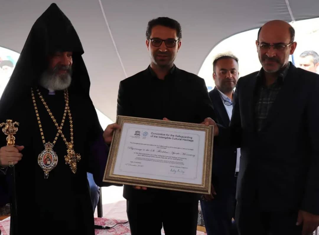 دیدار اسقف گری گور چفتچیان خلیفه ارامنه آذربایجان با فرماندار شهرستان چالدران به پاس قدردانی از زحمات دستگاههای اجرایی در خصوص فراهم سازی زمینه هر چه بهتر برگزار شدن مراسم مذهبی قره کلیسا