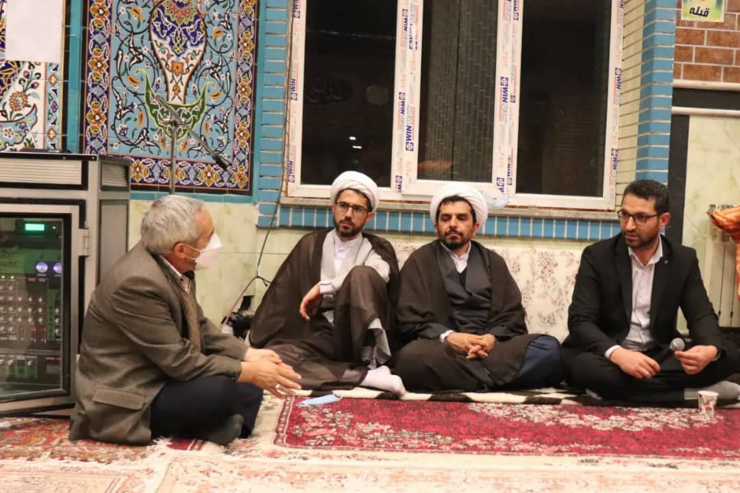  ✅محمد رضا عبدالله نژاد فرماندار شهرستان چالدران با حضور در مسجد جامع شهر آواجیق در قالب دیدار چهره به چهره مسائل و مشکلات مردم را مورد بررسی قرار داد.