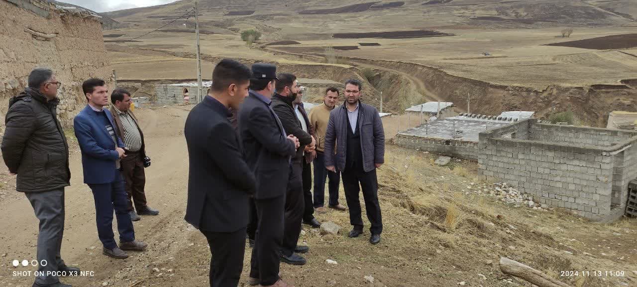 📸گزارش تصویری 💢بازدید محمد رضا عبدالله نژاد فرماندار چالدران به همراه بخشدار مرکزی و جمعی از اعضای شورای اداری از روستای صونا بلاغی 🔷فرماندار چالدران در این بازدید دستورات لازم جهت تسطیح وبهسازی