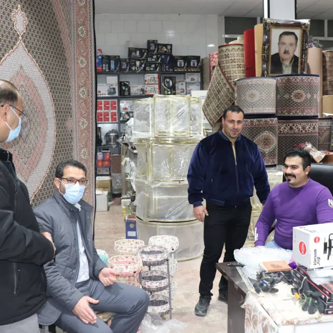 ✅عبدالله نژاد فرماندارشهرستان چالدران در راستای تنظیم بازار ضمن دیدار با بازاریان و میوه فروشان چالدران در یک دیدار صمیمی مسائل و مشکلات آنان را مورد بحث و بررسی قرار دادند.