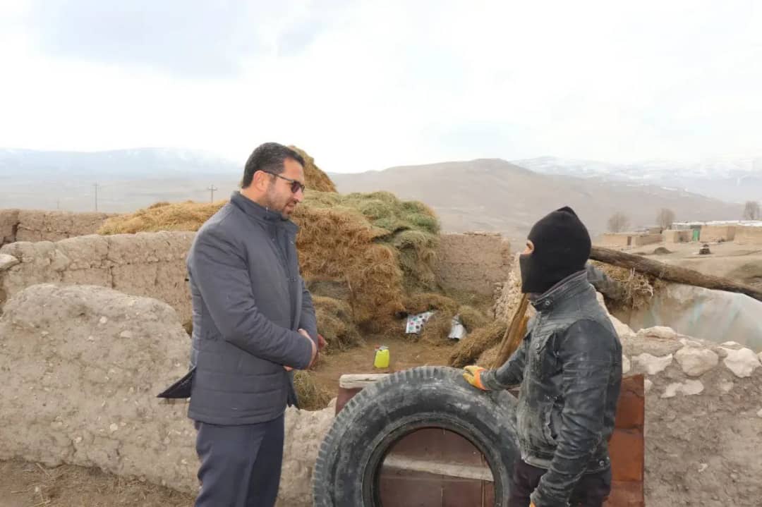 ✅عبدالله نژاد فرماندار شهرستان چالدران با حضور در روستای یوموری داش ضمن دیدار با اهالی روستا بازدید از نزدیک مسائل و مشکلات اهالی روستا را مورد بحث و بررسی قرار داد.