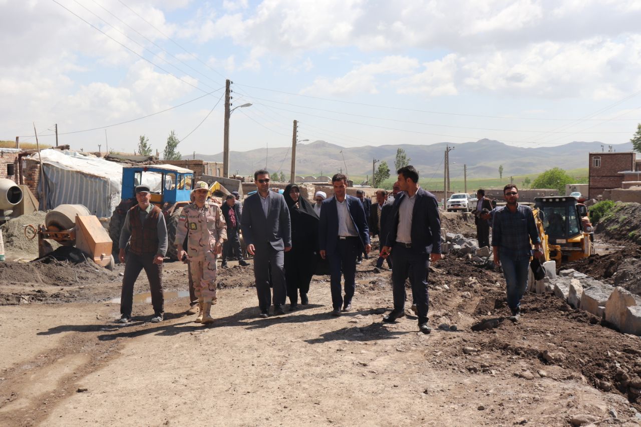 محمدرضا عبدالله نژاد فرماندار چالدران در روستای دلک وردی حضور یافت و ضمن دیدار با اهالی روستا از نزدیک از روند اجرایی احداث دیوارساحلی این روستا بازدید نمودند.