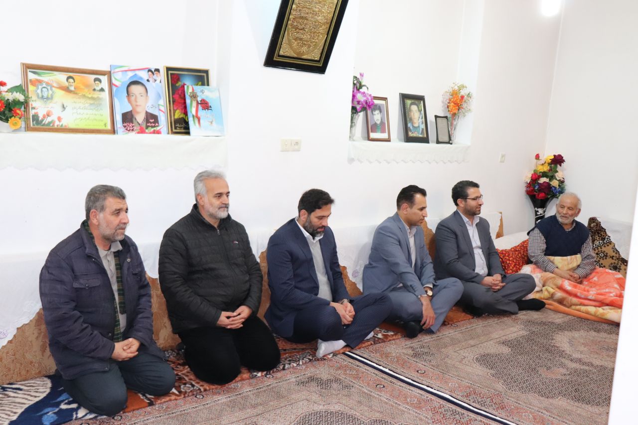 عبدالله نژاد فرماندار به همراه مدیر کل ورزش و جوانان استان بمناسبت گرامیداشت ایام الله دهه فجر با خانواده شهید جاوید الاثر محمد باقر عباس زاده دیدار و گفتگو کردند .