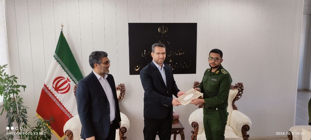 تجلیل و قدردانی محمد رضا عبدالله نژاد فرماندار چالدران از نیرو های انتظامی مستقر در مجموعه فرمانداری شهرستان چالدران به مناسبت هفته نیروی انتظامی