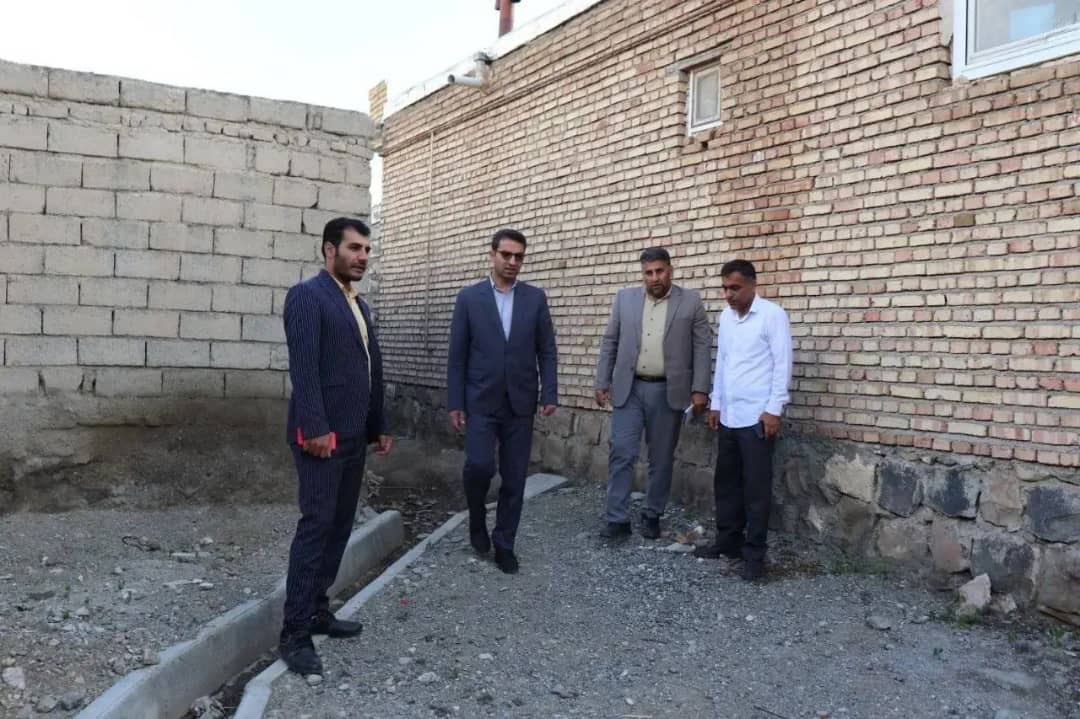 محمد رضا عبدالله نژاد فرماندار شهرستان چالدران از واحدهای مسکونی و معابر عمومی حاشیه نشین خیابان ولی عصر شهر سیه چشمه بازدید نمودند.