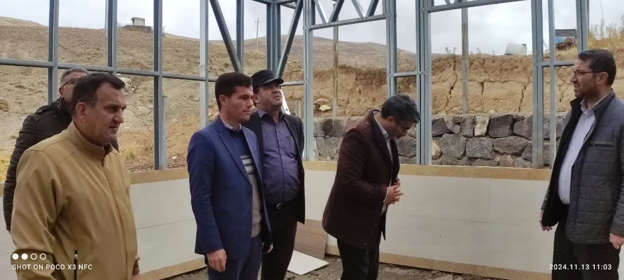 بازدید محمد رضا عبدالله نژاد فرماندار چالدران به همراه جمعی از اعضای شورای اداری از مدرسه نیمه تمام روستای صونا بلاغی