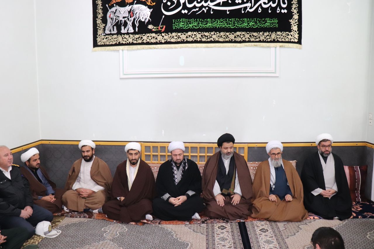 حضور محمدرضا عبدالله نژاد فرماندار شهرستان چالدران به همراه حجت الاسلام والمسلمین محمدزاده امام جمعه در مراسم عزاداری ایام فاطمیه در حسینیه غربا شهرستان چالدران