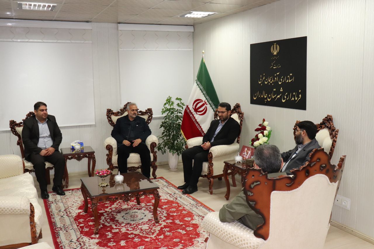 دیدار مشاور فرهنگی و اجتماعی مناطق محروم وزارت فرهنگ و ارشاد اسلامی به همراه مدیر کل فرهنگ و ارشاد اسلامی استان با محمدرضا عبدالله نژاد فرماندار چالدران