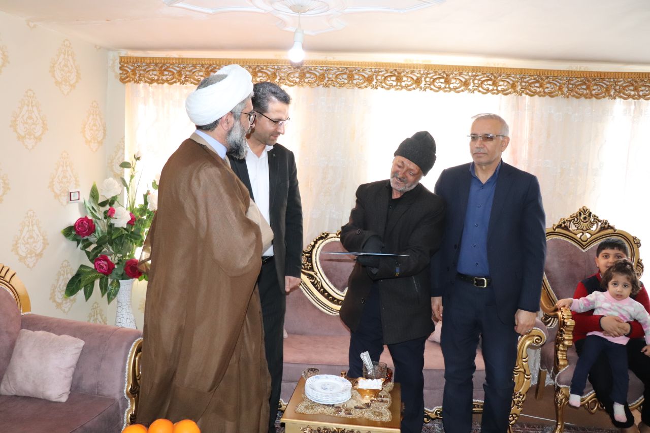در ششمین روز از ایام الله دهه مبارک فجر دیدار فرماندار و مدیر کل بنیاد شهید استان آذربایجان غربی با خانواده معظم شهدا و ایثارگران شهرستان چالدران