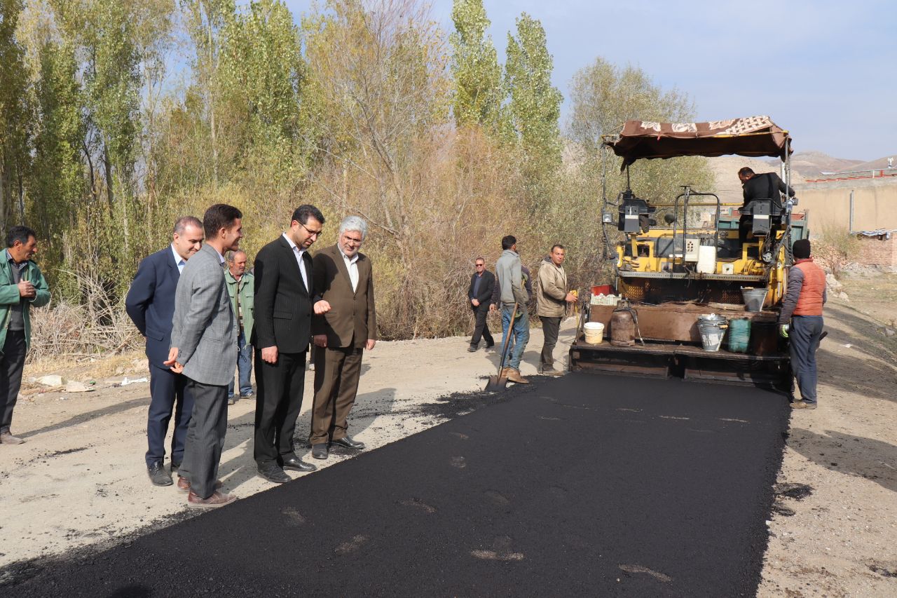 بازدید فرماندار از اجرای پروژه بهسازی و آسفالت ریزی راه روستای خالحال