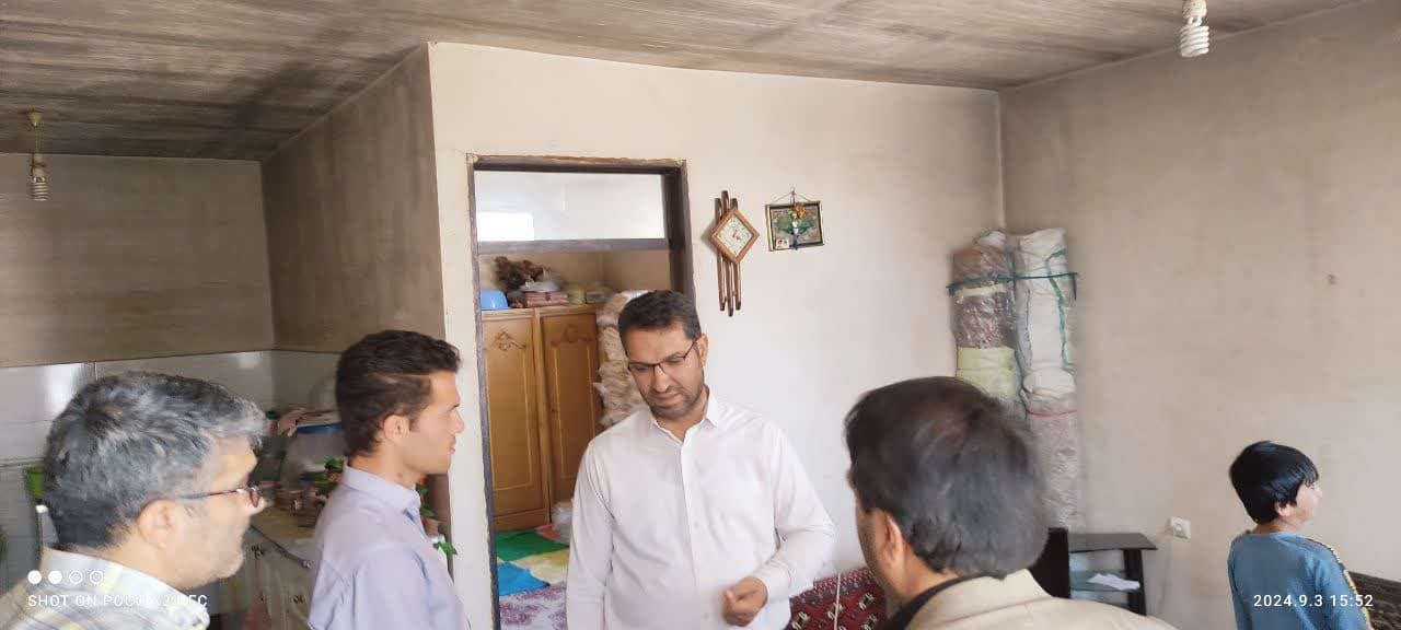 💢محمد رضا عبدالله نژاد فرماندار چالدران از یک خانواده معلول در روستای جغال بازدید و بر رفع برخی از مشکلات این خانواده در کمترین زمان ممکن قول مساعد داد