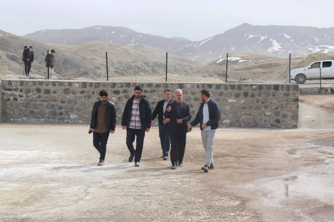 عبدالله نژاد فرماندارشهرستان چالدران به همراه دبیر نهاد پیشرفت و آبادانی چالدران از استخر ذخیره آب کشاورزی روستاهای تات کندی در چالدران بازدید کرد.