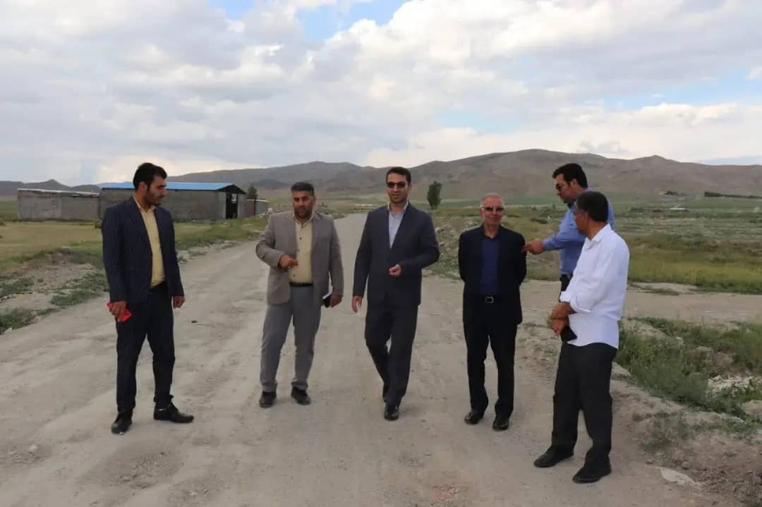 محمد رضا عبدالله نژاد فرماندار شهرستان چالدران از واحدهای مسکونی و معابر عمومی حاشیه نشین خیابان ولی عصر شهر سیه چشمه بازدید نمودند.