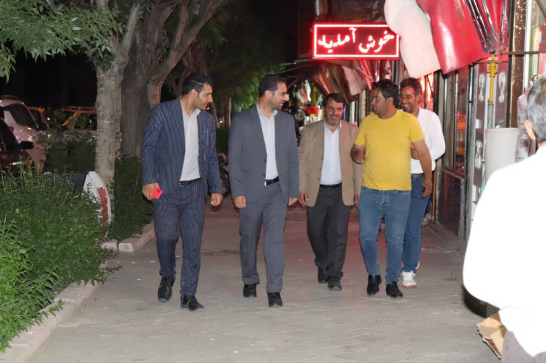 محمدرضا عبدالله نژاد فرماندار چالدران با هدف بررسی مسائل و مشکلات اصناف چالدران در بازار چالدران حضور یافت وبا تنی چند از اصناف این شهرستان به بحث و گفت و گو پرداخت.