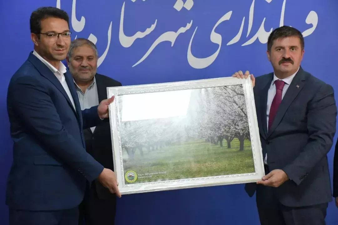 اهدای هدایا به رسم یاد بود از طرف والیان آغری و ایغدر به فرمانداران ماکو و چالدران