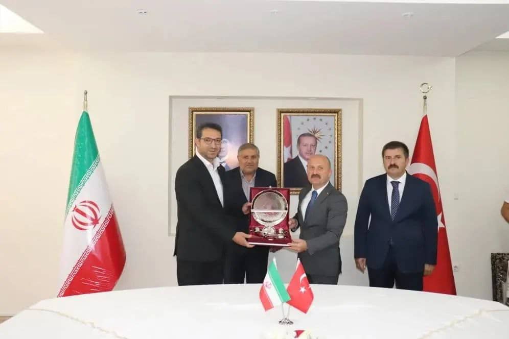 اهدای هدایایی به رسم یادبود به اعضای هیات ایرانی نود و چهارمین کمیته فرعی و امنیتی جمهوری اسلامی ایران و جمهوری ترکیه توسط والیان آغری و ایغدیر کشور دوست و همسایه ترکیه