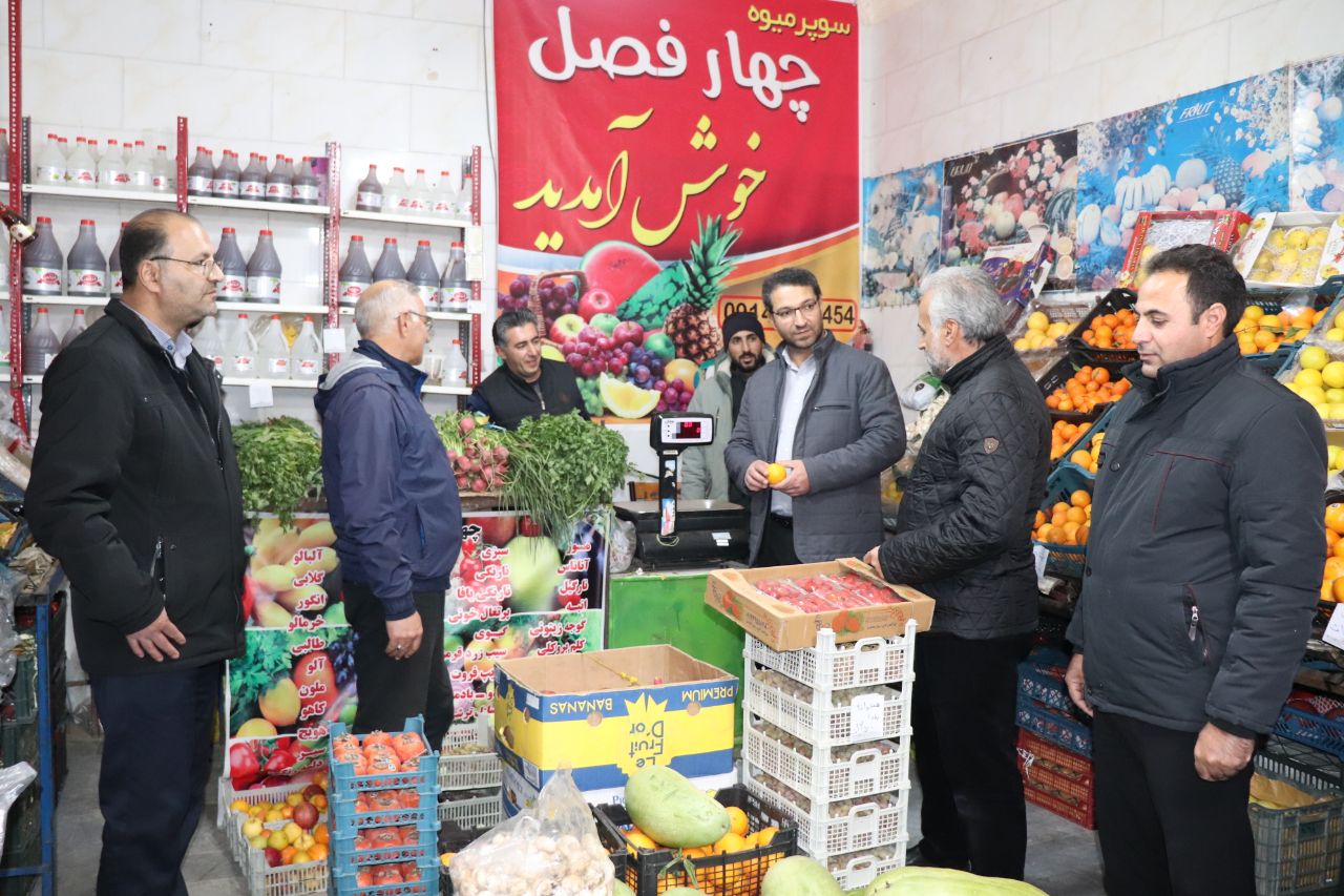 محمدرضا عبدالله نژاد فرماندار چالدران با حضور میدانی در بازار عرضه کالا ، بازار شب یلدا را بررسی کرد.