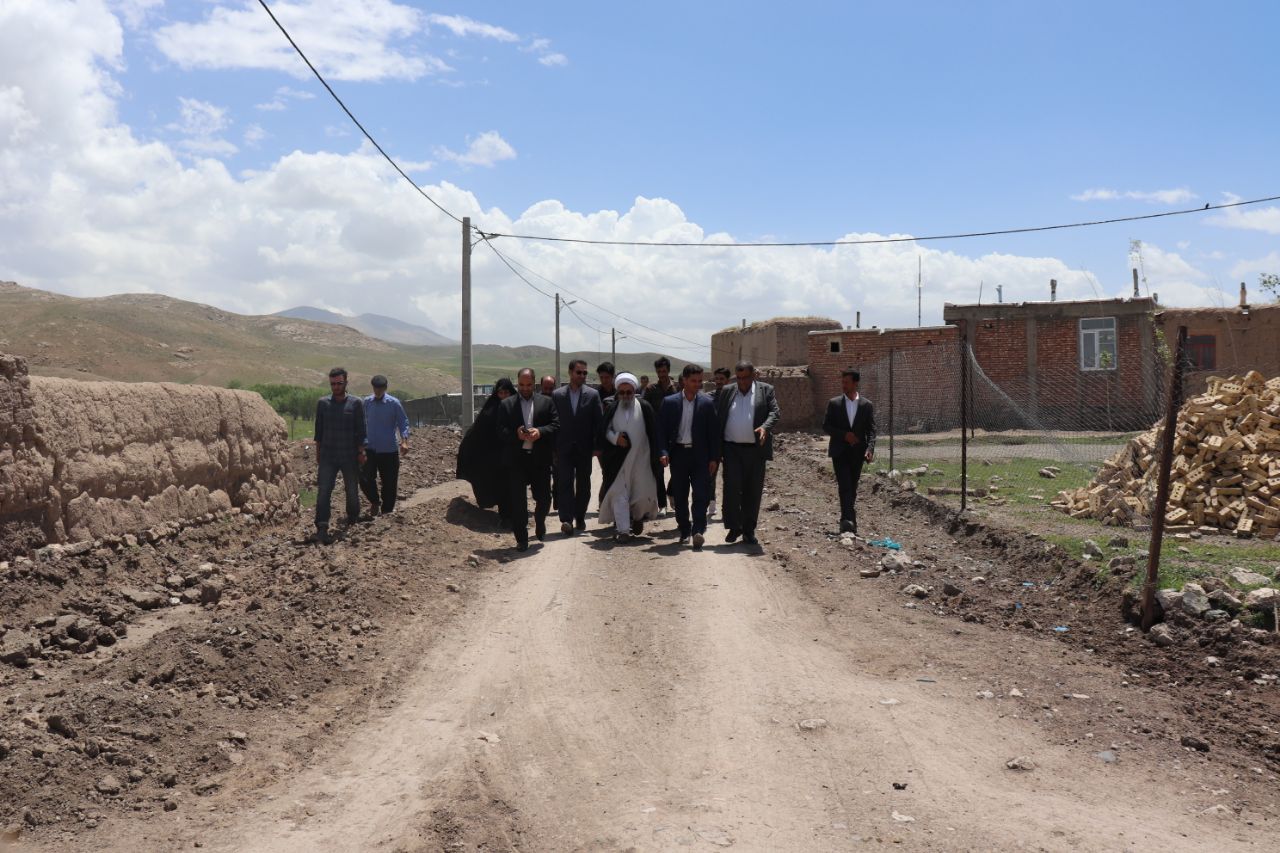 محمدرضا عبدالله نژاد فرماندار چالدران در روستای حالحال علیای بخش دشتک حضور یافت و  ضمن دیدار با اهالی روستا از نزدیک از روند اجرایی طرح هادی این روستا بازدید نمودند.