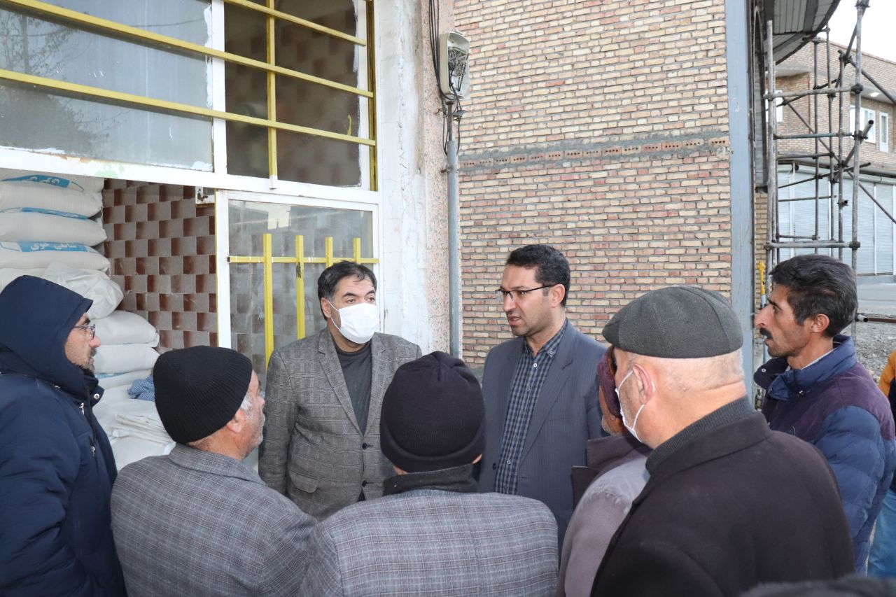 محمدرضا عبدالله نژاد فرماندار در بازدید از نانوایی های سطح شهر چالدران گفت: باید دستگاههای ذیربط بصورت مداوم و روزانه بر چگونگی ارائه خدمات نانوایی ها جهت رضایتمندی مردم؛ بازرسی و نظارت داشته باشند.