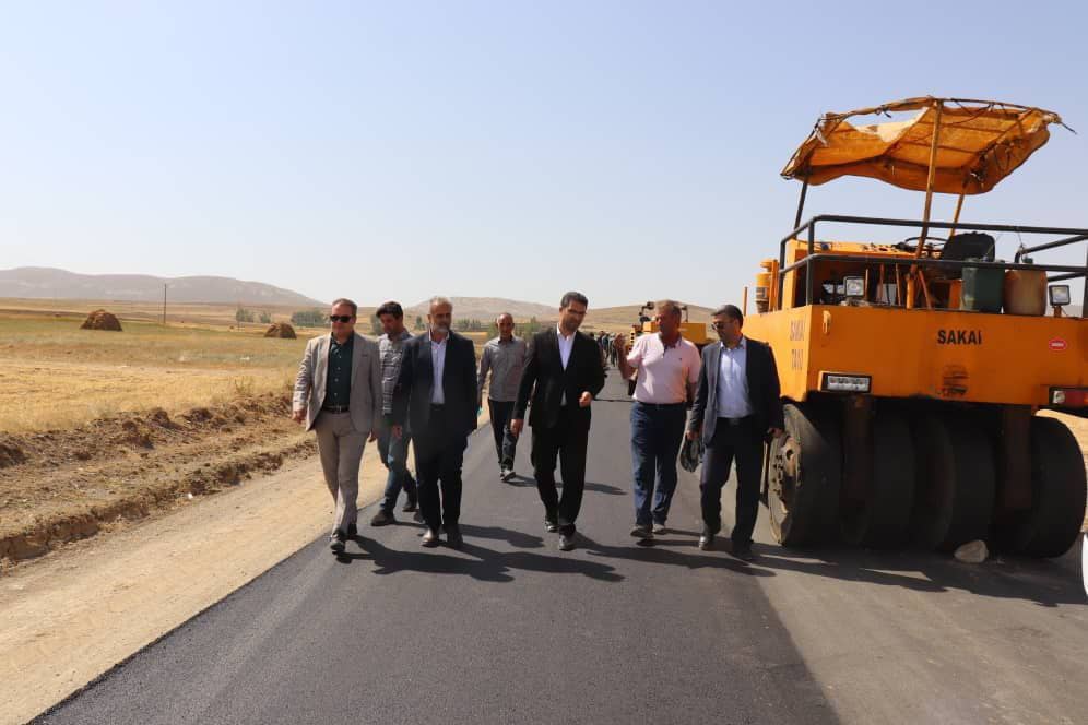 ✅محمد رضا عبدالله نژاد فرماندار شهرستان چالدران از مراحل بهسازی و آسفالت ریزی راه روستای عرفات بازدید کردند.