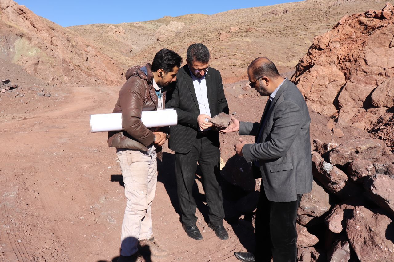 ✅ محمد رضا عبدالله نژاد فرماندار چالدران از روند فعالیت واحد معدنی منگنز روستای صفو در بخش دشتک چالدران بازدید و از نزدیک مسائل و مشکلات این واحد معدنی را مورد بحث و بررسی قرار داد.