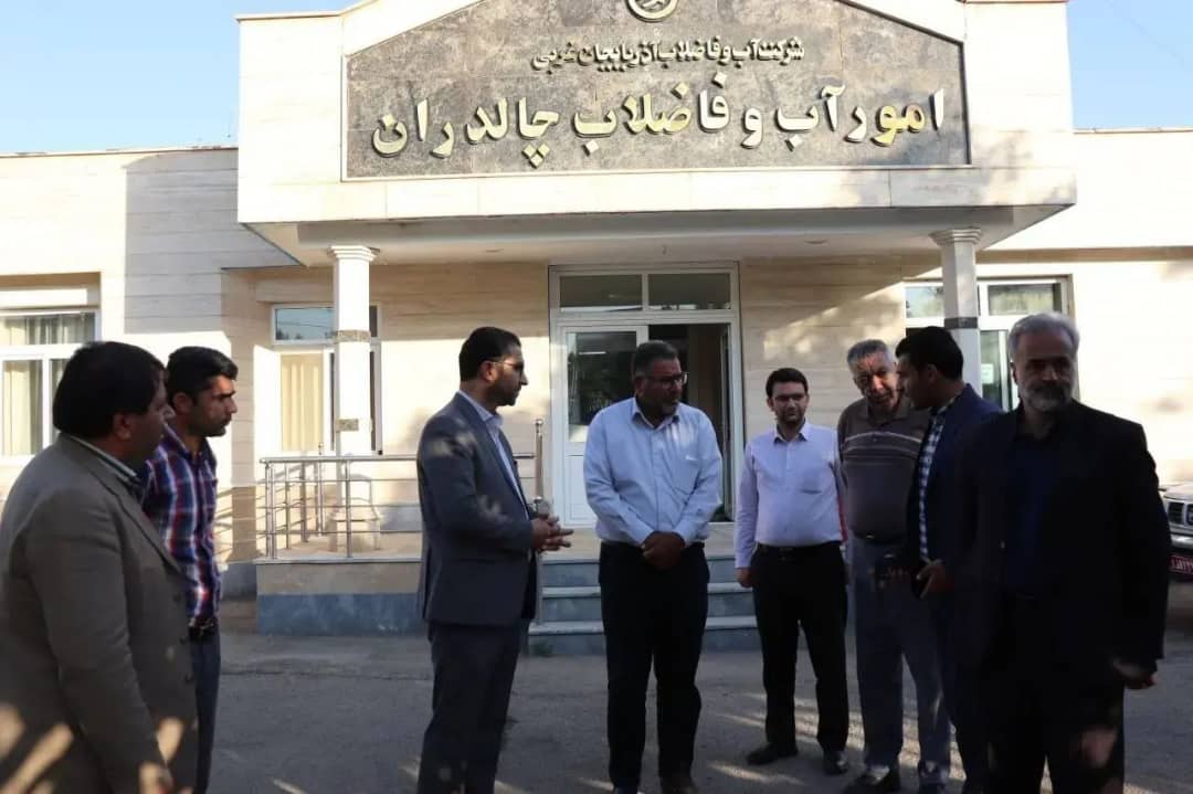 محمدرضا عبدالله نژاد فرماندار شهرستان چالدران در نخستین لحظه ساعات اداری ، به صورت سرزده از ادارات گاز ، دامپزشکی، آب و فاضلاب و منابع آب بازدید کرد .