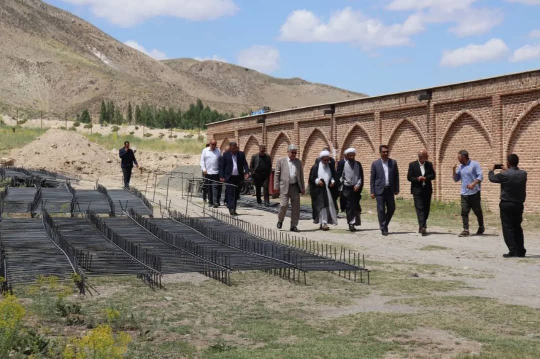 محمدرضا عبدالله نژاد فرماندار شهرستان چالدران به همراه نماینده مردم شهرستانهای ماکو، چالدران، شوط و پلدشت در مجلس شورای اسلامی از روند اجرایی طرح سایت موزه جنگ چالدران بازدید نمودند.