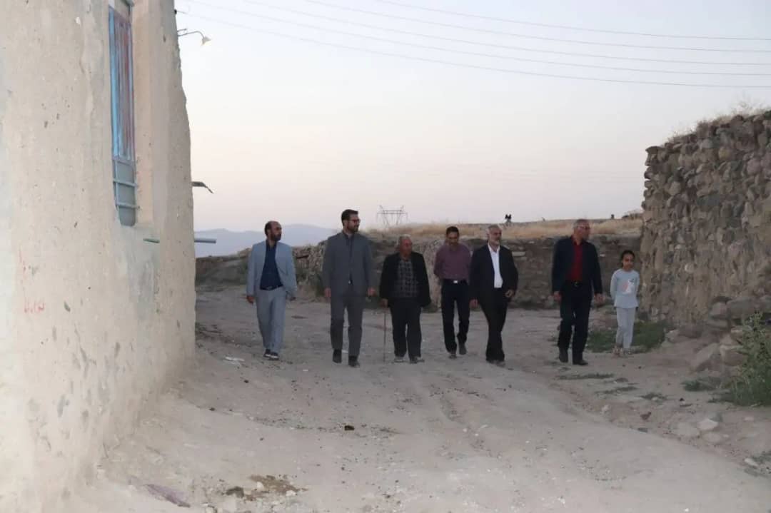 محمدرضا عبدالله نژاد فرماندارشهرستان چالدران در جهت بررسی مسائل و مشکلات روستای دار دره درسی از توابع بخش مرکزی این شهرستان از نزدیک با مردم این روستا دیدار و مشکلات آنان مورد بحث و بررسی قرار داد