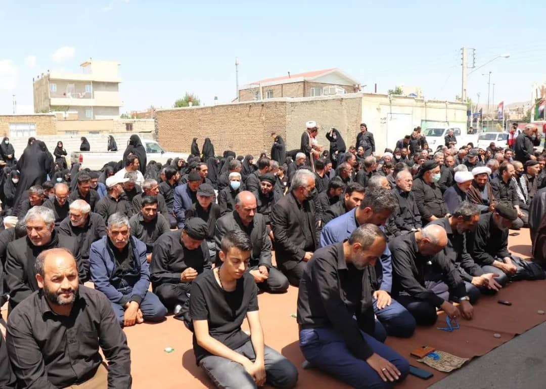 اقامه نماز ظهر عاشورا با حضور محمدرضا عبدالله نژاد فرماندار شهرستان چالدران در مزار شهدا ، به یاد شهدای دشت کربلا و اهمیت دادن به اقامه نماز در اول وقت