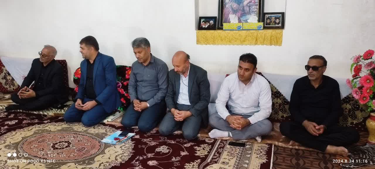 💢 به مناسبت گرامیداشت هفته دولت محمد رضا عبدالله نژاد فرماندار چالدران به همراه امام جمعه ، مسئولین و اعضای شورای اداری شهرستان با حضور در منزل جانباز سرافراز آقای بالغ آتشین از ایشان تجلیل و قدر