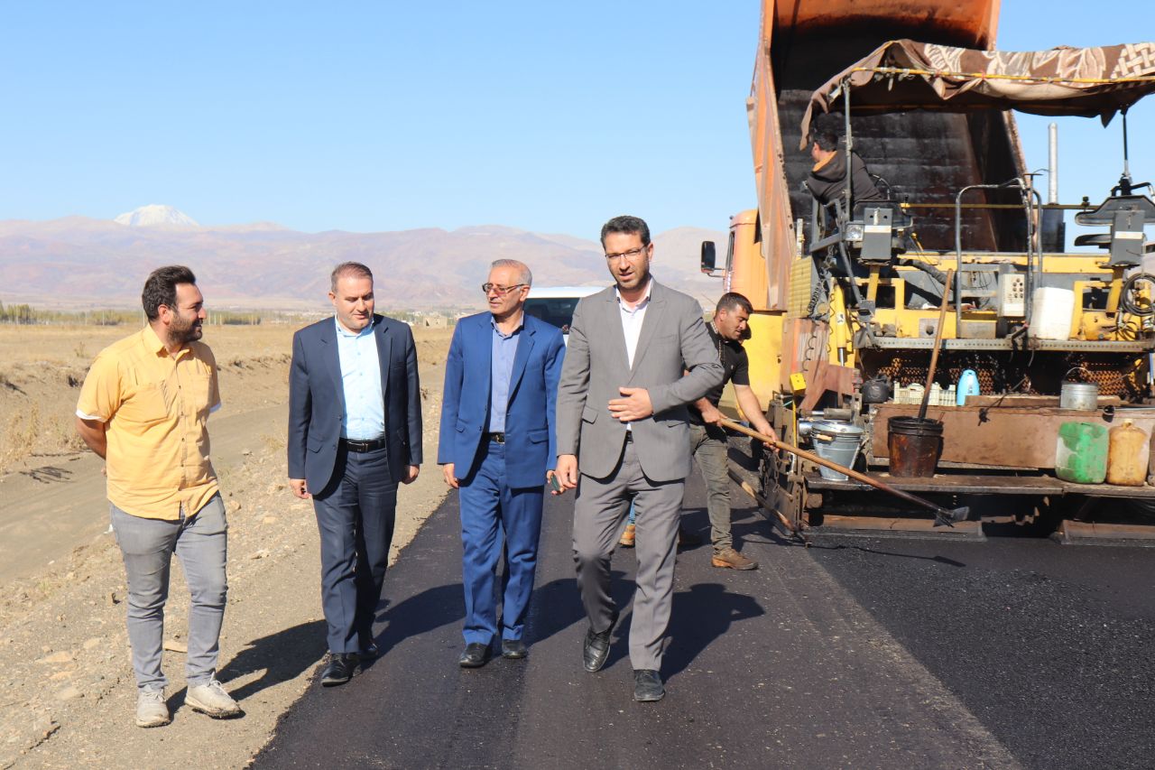 بازدید فرماندار شهرستان چالدران از بهسازی و آسفالت ریزی راه روستایی تولکی تپه سی
