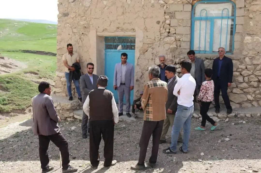 محمد رضا عبدالله نژاد فرماندار چالدران به همراه معاونین خود در روستای بایطمش این شهرستان حضور یافت و ضمن دیدار چهره به چهره مسایل و مشکلات روستاییان را از نزدیک مورد بحث و بررسی قرار داد.