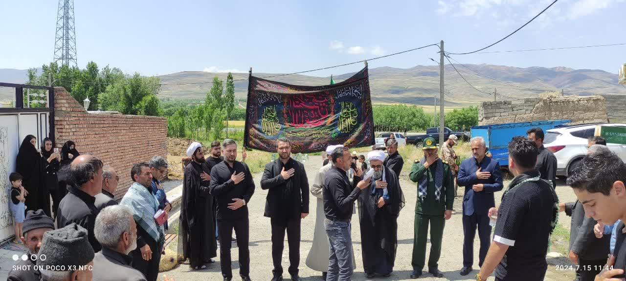 همزمان با تاسوعای حسینی محمد رضا عبداله نژاد فرماندار چالدران، به همراه امام جمعه محترم شهرستان و مسئولین شهرستانی با حضور در بین عزاداران روستای شادلوی سفلی بخش دشتک به عزاداری سید و سالار شهیدان پر