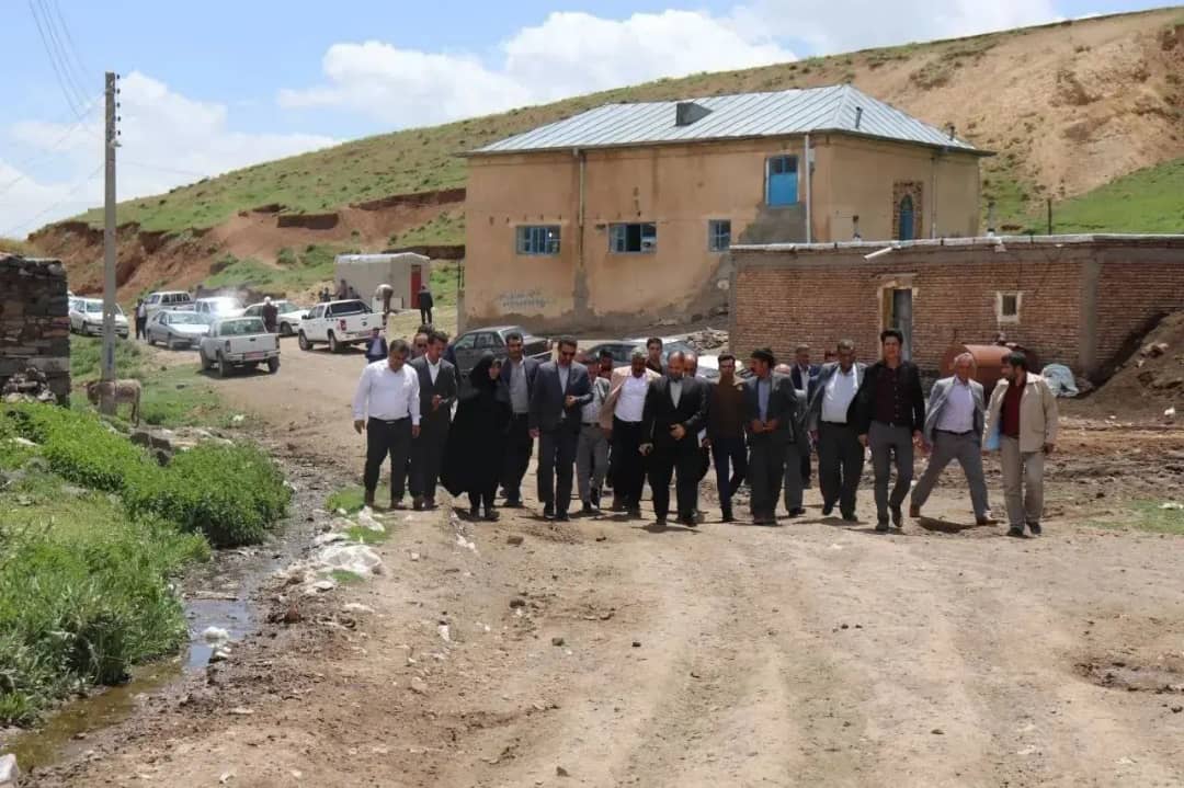 محمدرضا عبدالله نژاد فرماندار شهرستان چالدران در قالب بازدید یک روزه در روستای های بخش دشتک بازدید نمودند.
