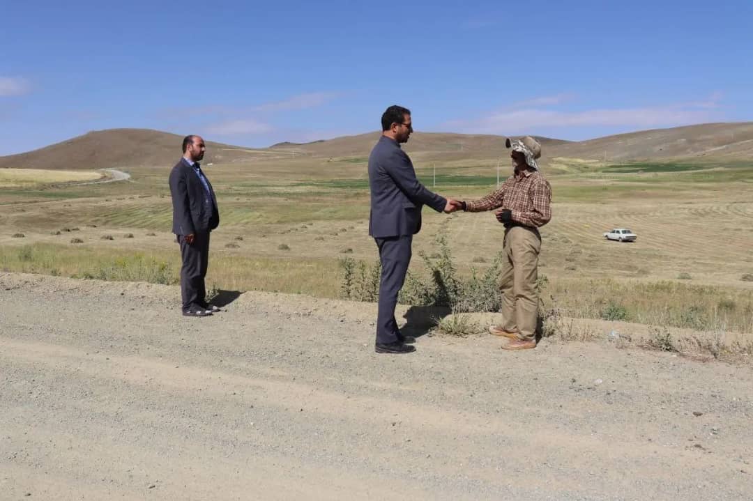 محمد رضا عبدالله نژاد فرماندارشهرستان چالدران با حضور در روستای انبار علیا از توابع بخش مرکزی این شهرستان ضمن دیدار با اهالی روستا مسائل و مشکلات روستاییان را از نزدیک مورد بحث و بررسی قرار داد.