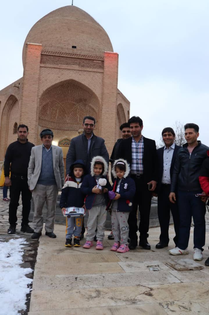 ✅ عبدالله نژاد فرماندار شهرستان چالدران به همراه ابراهیم زاده معاون سیاسی، امنیتی و اجتماعی فرماندار با حضور در مقبره سید صدرالدین ضمن تبریک عید با مسافران نوروزی دیدار و گفتگو کرد.