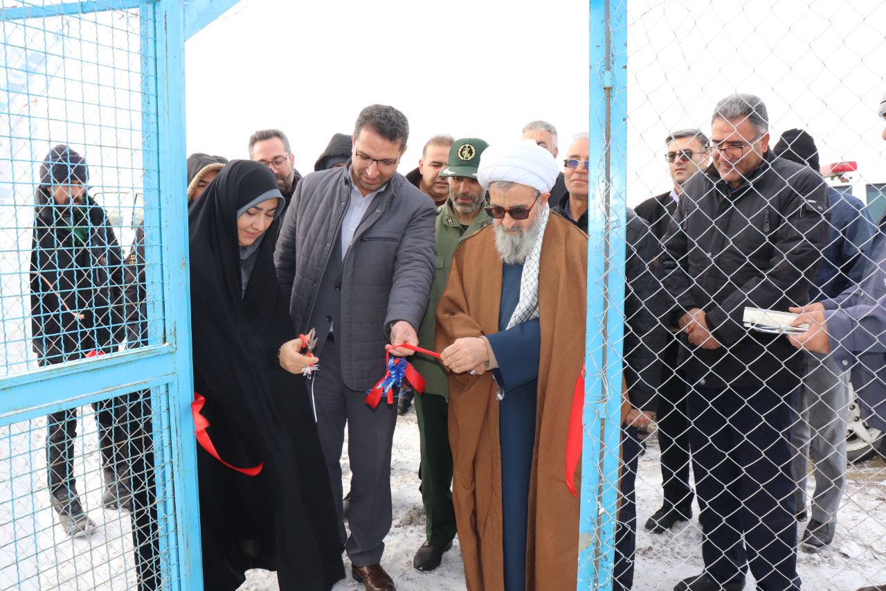 با حضور محمدرضا عبدالله نژاد فرماندار ،حجت الاسلام والمسلمین محمدزاده امام جمعه و اعضای شورای اداری بهرهبرداری از سامانه تامین و توزیع آب شرب روستای دلک ورود بهره برداری گردید.