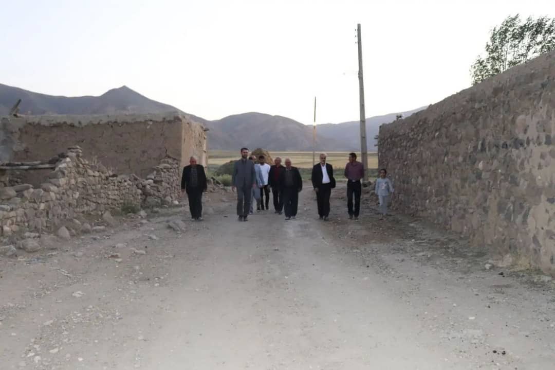 محمدرضا عبدالله نژاد فرماندارشهرستان چالدران در جهت بررسی مسائل و مشکلات روستای دار دره درسی از توابع بخش مرکزی این شهرستان از نزدیک با مردم این روستا دیدار و مشکلات آنان مورد بحث و بررسی قرار داد