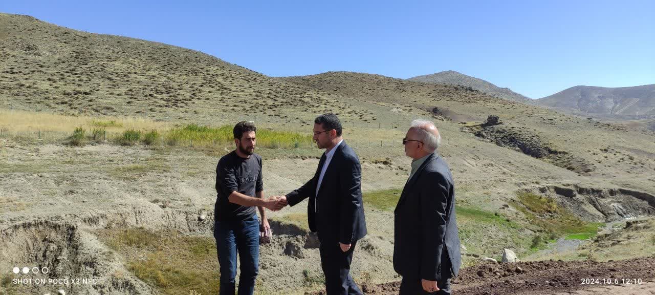 بازدید محمد رضا عبدالله نژاد فرماندار چالدران از روند بهسازی و آسفالت راه روستای علی آباد
