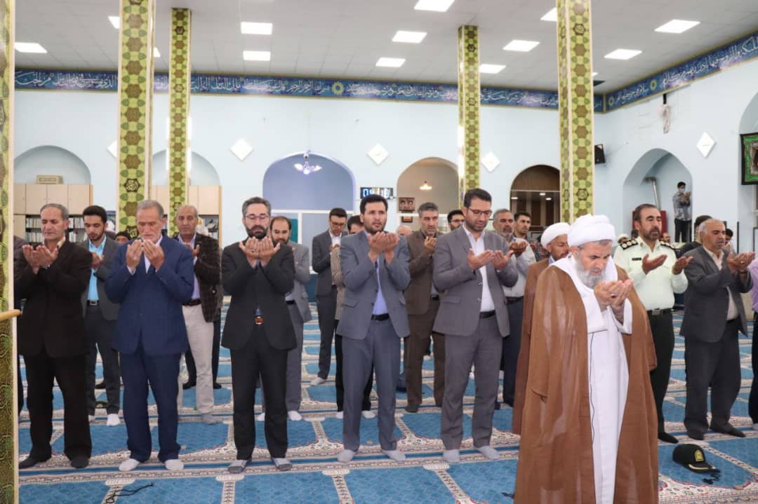 نماز با شکوه عید سعید قربان صبح یکشنبه 19 تیر ماه به امامت حجت الاسلام والمسلمین محمدزاده  امام جمعه چالدران و با حضور محمد رضا عبدالله نژادفرماندار شهرستان در مسجد صاحب الزمان این شهرستان  اقامه شد .