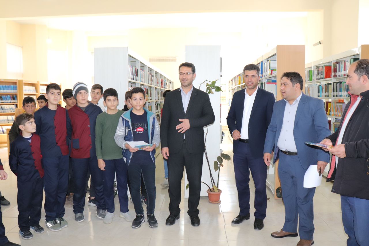 دیدار فرماندار چالدران با رییس و کارکنان کتابخانه عمومی شهرستان به مناسبت “هفته کتاب”