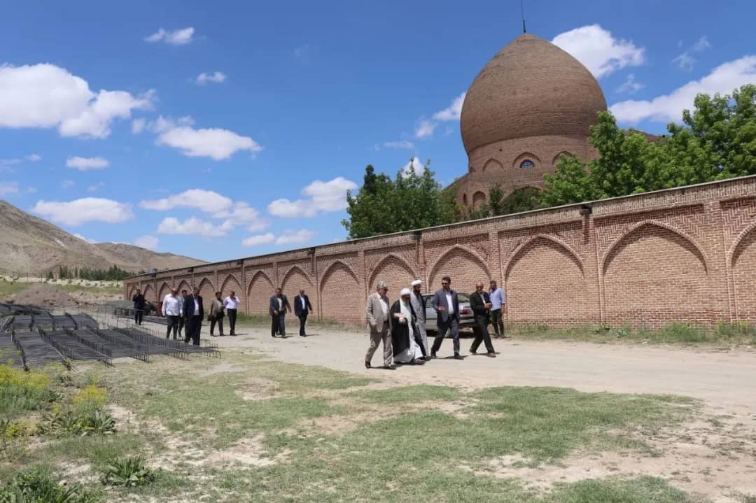 محمدرضا عبدالله نژاد فرماندار شهرستان چالدران به همراه نماینده مردم شهرستانهای ماکو، چالدران، شوط و پلدشت در مجلس شورای اسلامی از روند اجرایی طرح سایت موزه جنگ چالدران بازدید نمودند.