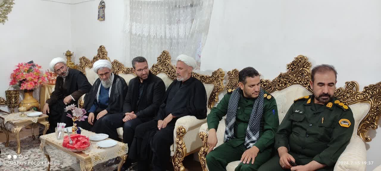همزمان با تاسوعای حسینی محمد رضا عبداله نژاد فرماندار چالدران، به همراه امام جمعه محترم شهرستان و مسئولین شهرستانی با حضور در منزل شهید منصور پور علی از مادر این شهید بزرگوار دیدار و دلجویی شد .