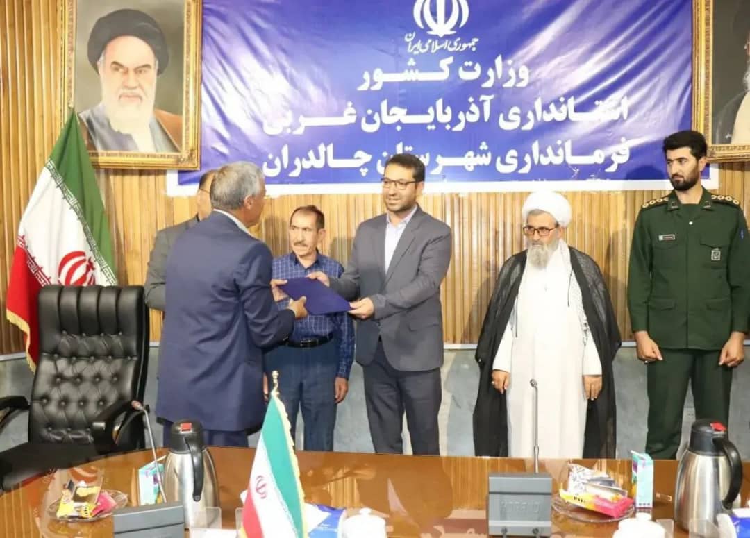 به مناسبت گرامی داشت روز اصناف با حضور محمدرضاعبدالله نژاد فرماندار چالدران مراسم گرامی داشت روز اصناف در سالن اجتماعات فرمانداری برگزار شد .