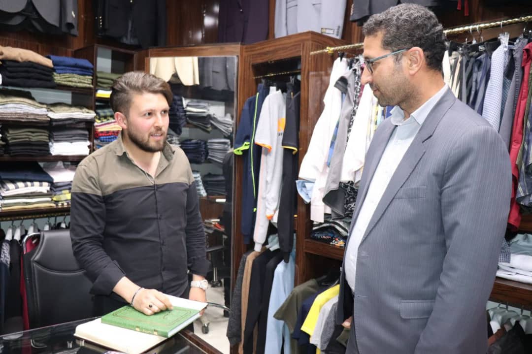 محمدرضا عبدالله نژاد فرماندار چالدران با هدف بررسی مسائل و مشکلات اصناف چالدران در بازار چالدران حضور یافت وبا تنی چند از اصناف این شهرستان به بحث و گفت و گو پرداخت.