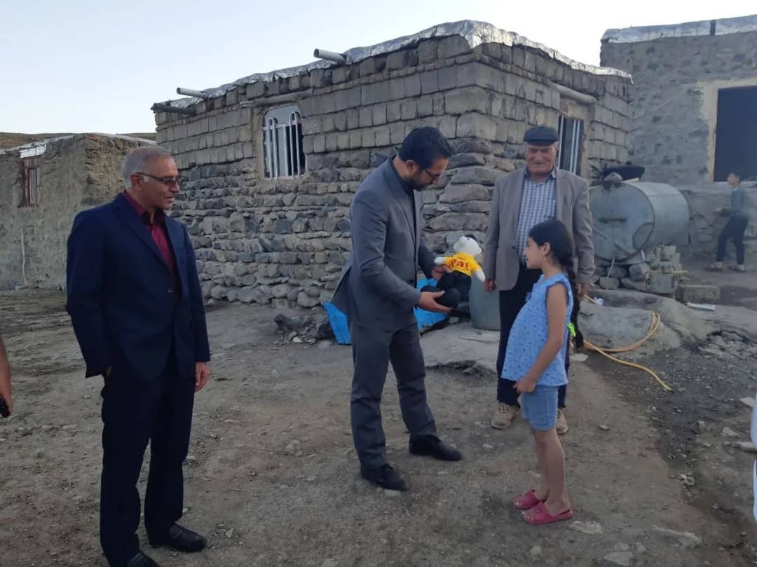 محمد رضا عبدالله نژاد فرماندارشهرستان چالدران در روستای قوری گل از توابع بخش مرکزی این شهرستان حضور یافت و ضمن دیدار چهره به چهره مسائل و مشکلات روستاییان را از نزدیک مورد بحث و بررسی قرار داد.