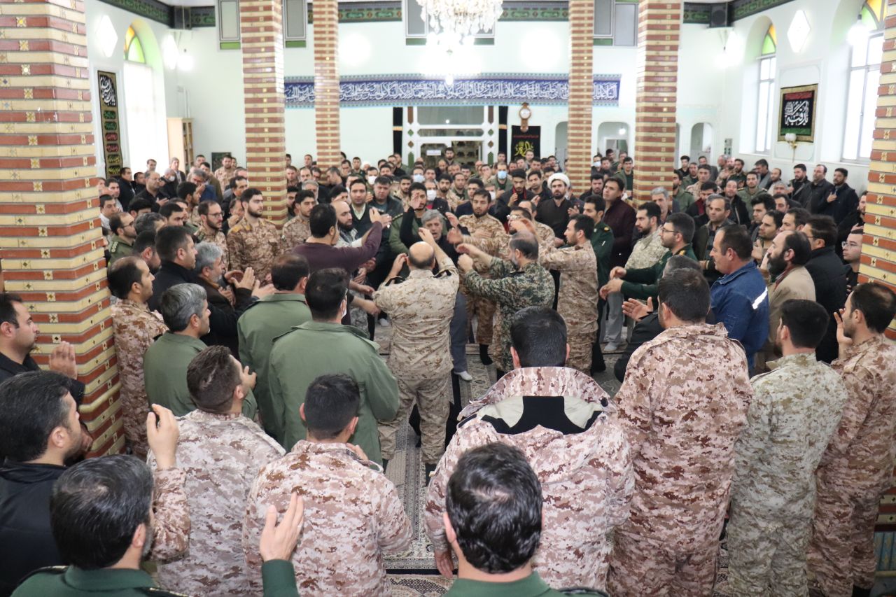 حضور محمدرضا عبدالله نژاد فرماندار شهرستان چالدران به همراه حجت الاسلام والمسلمین محمدزاده امام جمعه در مراسم عزاداری ایام فاطمیه در حسینیه غربا شهرستان چالدران