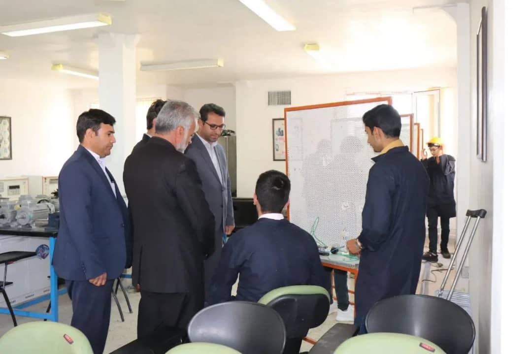 محمدرضا عبدالله نژاد فرماندار شهرستان چالدران  از مرکز آموزش فنی و حرفه ای چالدران بازدید و از نزدیک با نحوه آموزش مهارت کار آموزان مرکز فنی و حرفه ای چالدران  آشنا شد .