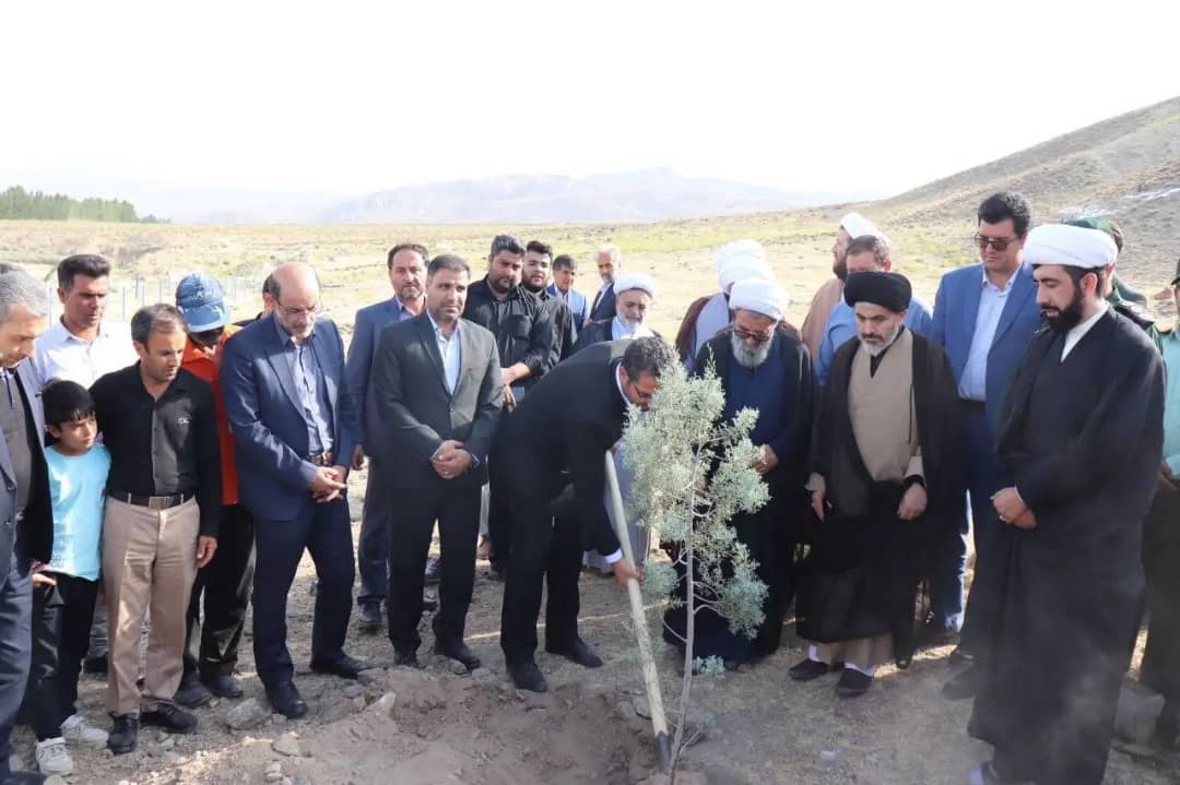 کاشت ٢٠ نهال سرو به یاد شهدای نبرد چالدران با حضور فرماندار شهرستان چالدران